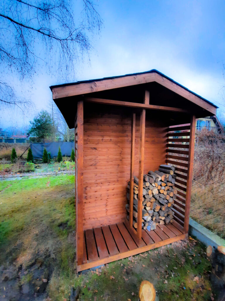 Drewniana wiata na drewno opałowe 1