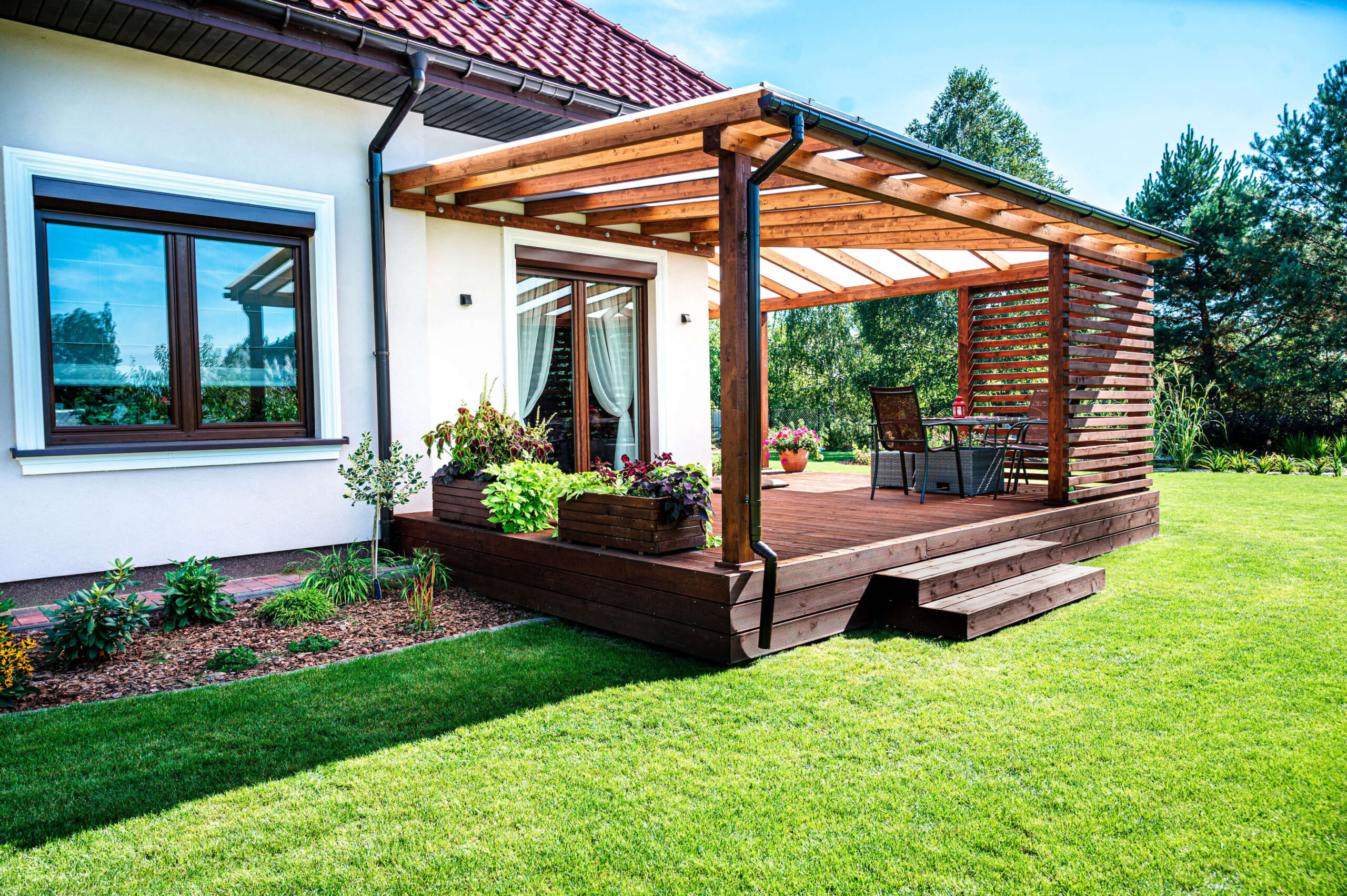 Drewniany taras z pergolą przy domu 1