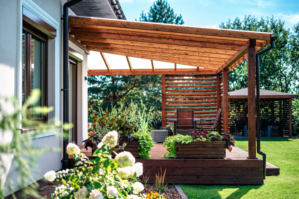 Drewniany taras z pergolą przy domu 12