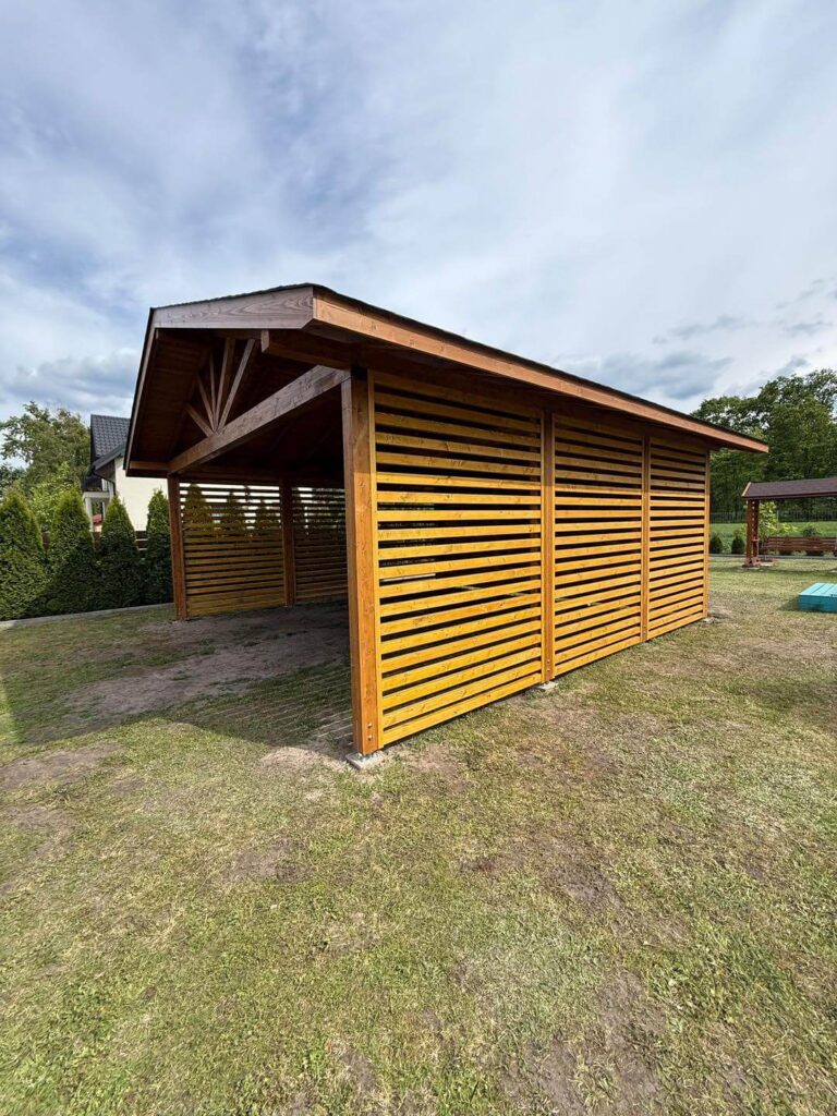 Bok drewnianej wiaty samochodowej