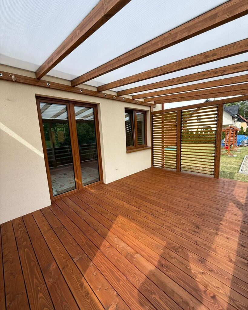 Drewniana podłoga tarasu z długich desek