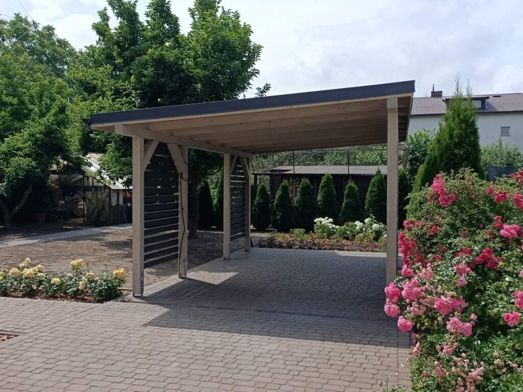 Drewniana wiata samochodowa z grafitowymi elementami