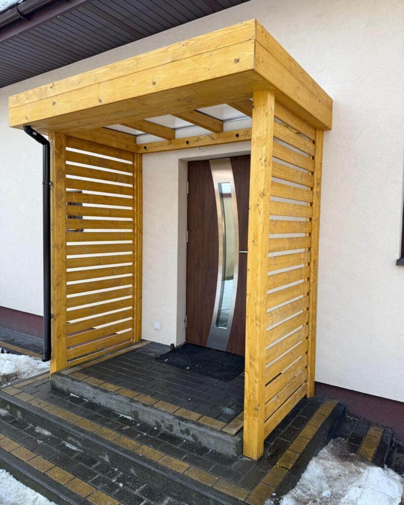 Drewniana wiata wejściowa do domu