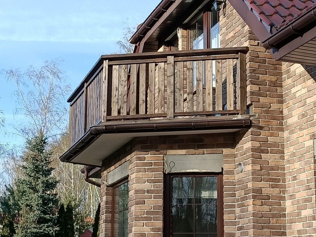 Drewniane barierki na balkonie