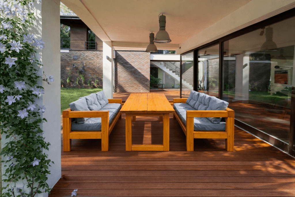 Drewniane ławki i stół na tarasie