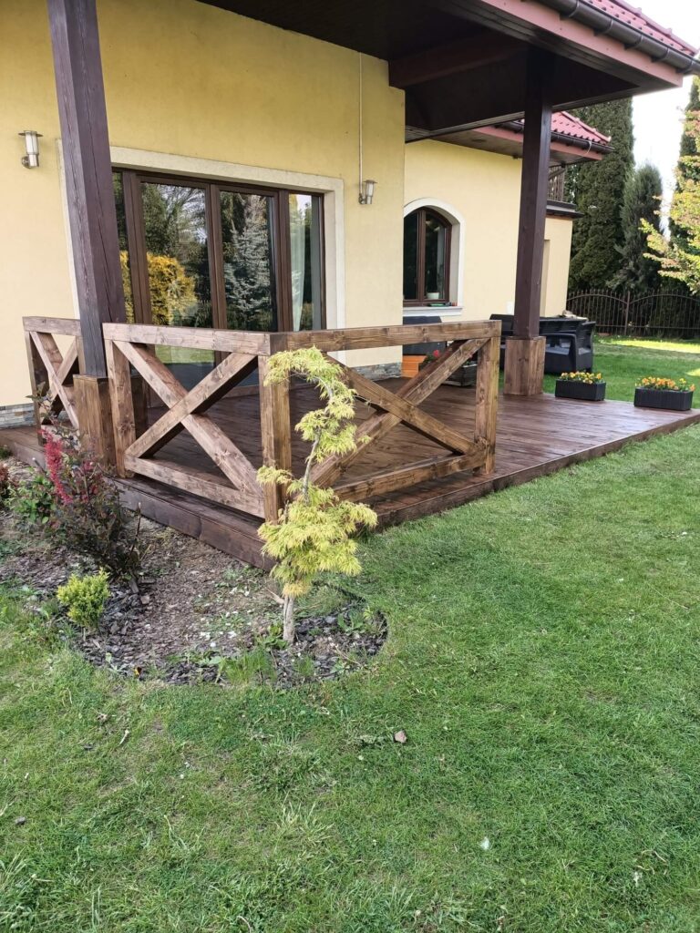 Drewniane ogrodzenie tarasu