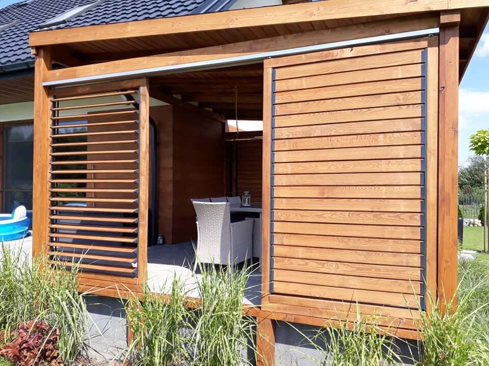 Drewniane ruchome żaluzje z czego lewa jest otwarta, a prawa zamknięta