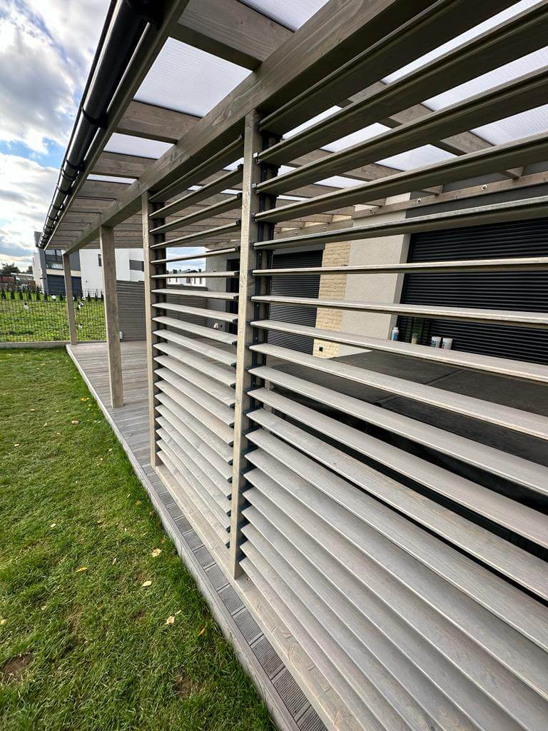 Drewniane ruchome żaluzje otwarte pod kątem