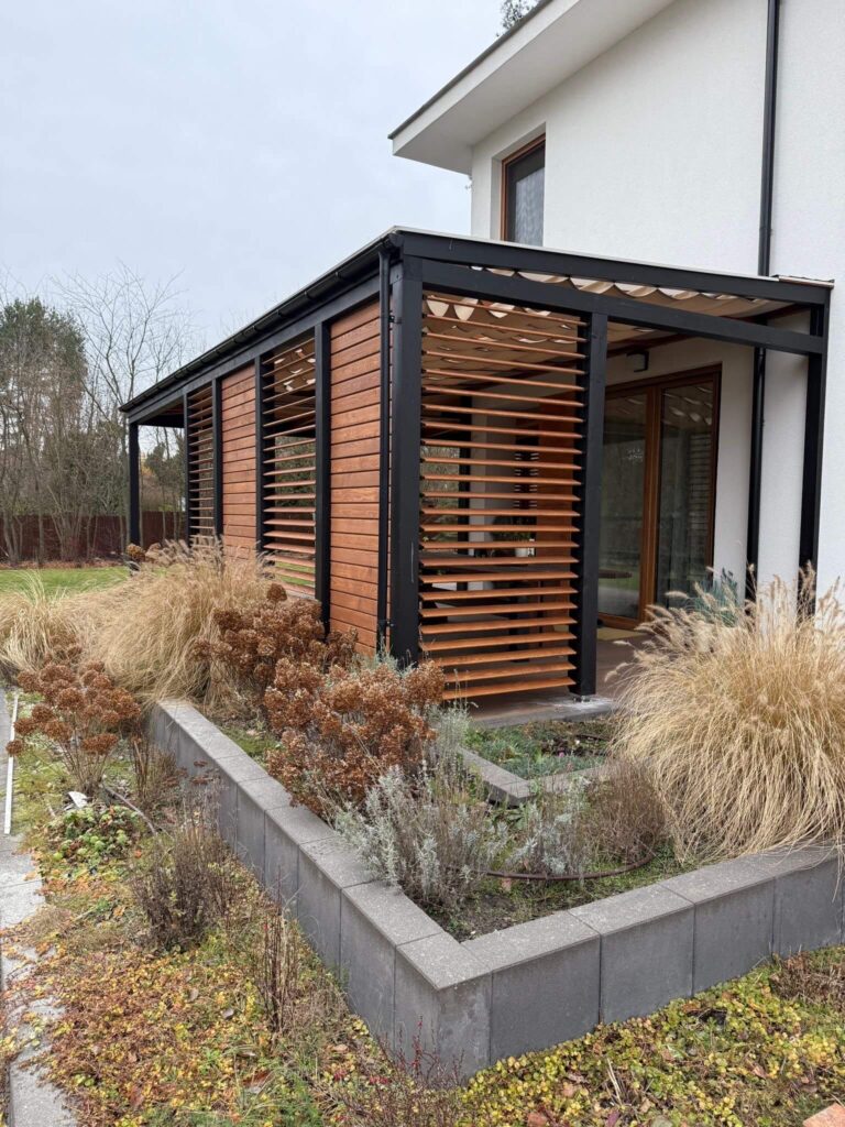 Drewniane ruchome żaluzje tarasowe