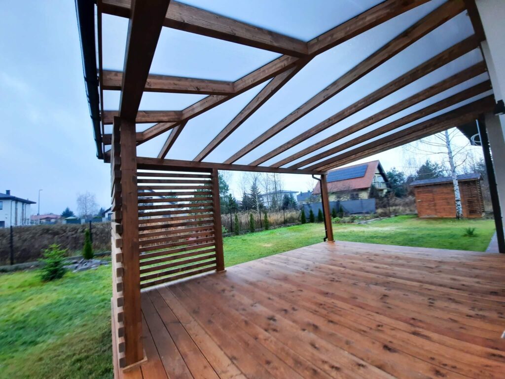 Drewniane zadaszenie tarasu