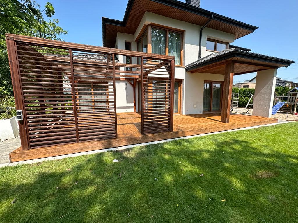 Drewniany taras z drewnianymi żaluzjami