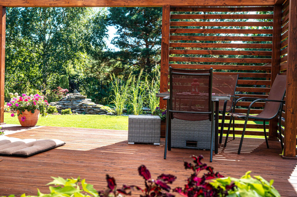 Drewniany taras z meblami ogrodowymi
