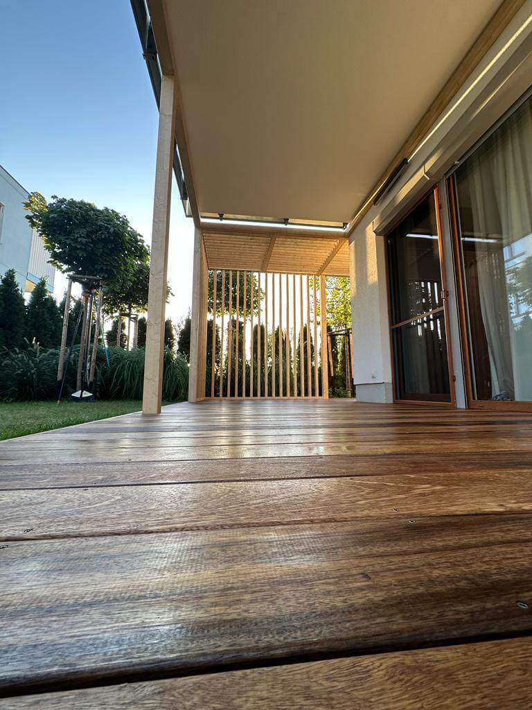 Drewniany taras z olejowaną podłogą