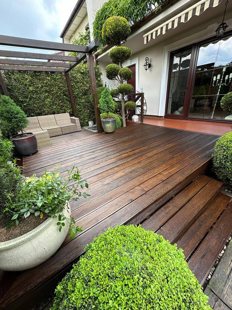 Drewniany taras z roślinnością