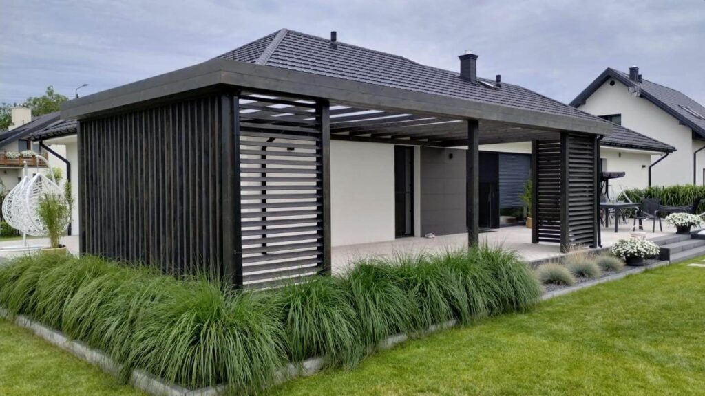 Pergola w ciemnej kolorystyce