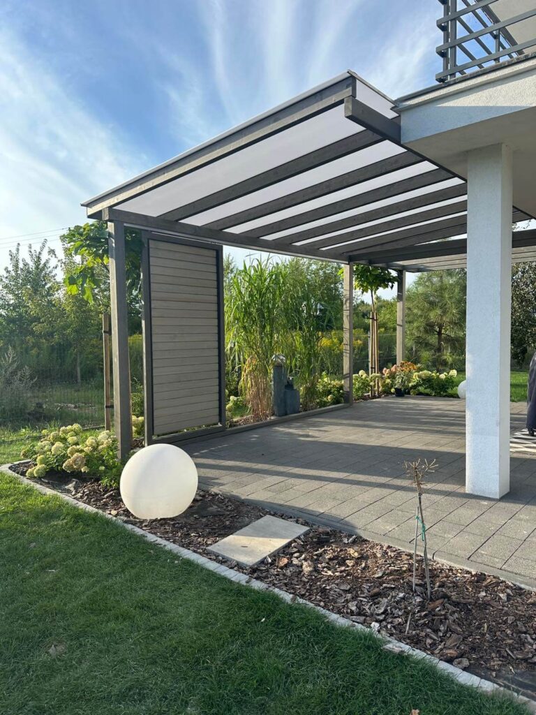 Taras z zadaszeniem z jasnych desek