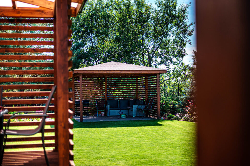 Widok na drewnianą altanę