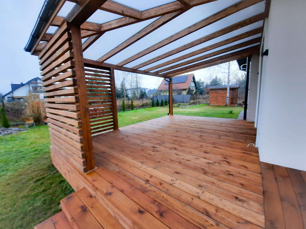 Zabudowa tarasu z desek drewnianych