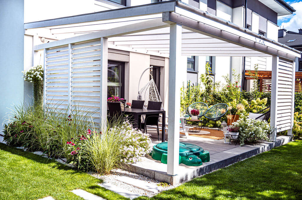 Zadaszenie białego tarasu